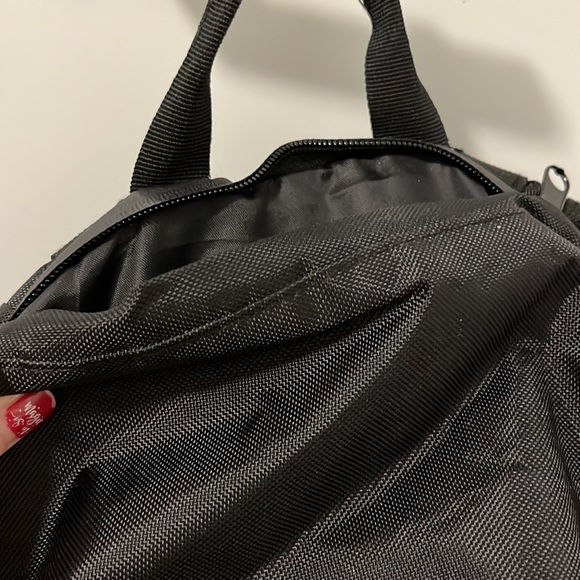 Bench black backpack with yellow waterproof cover built in - Picture 6 of 12